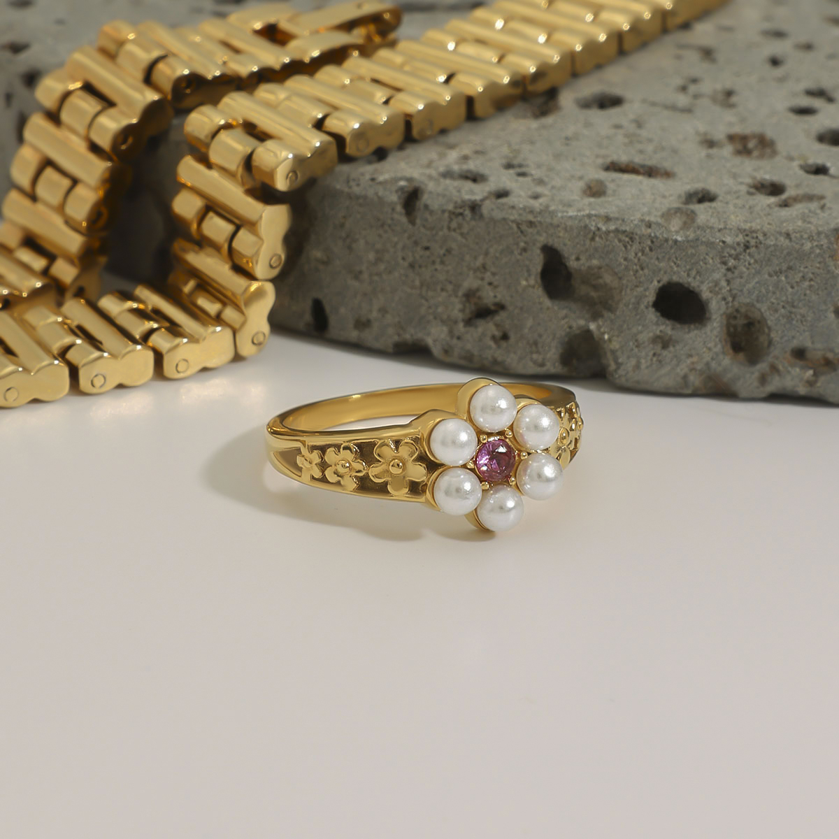 ELENYS Flower Pearl – romantický pozlacený prsten s perlami na ruce